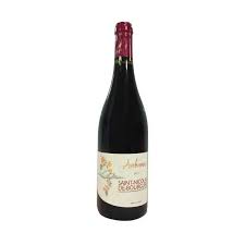 We find a unique vine used for the elaboration of red wines there: Saint Nicolas Bourgueil Vin Rouge