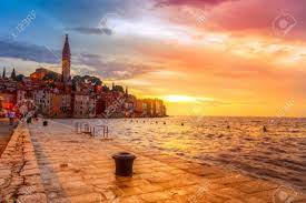 Der strand ist nur 900m entfernt, wo sie strandbars finden, einen stuhl mieten und einige wassersportarten ausprobieren können. Schoner Sonnenuntergang Am Rovinj In Der Adria Kuste Von Kroatien Lizenzfreie Fotos Bilder Und Stock Fotografie Image 38074499