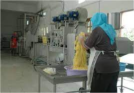 Mie yang dijual dipasaran menggunakan mie basah, mie jenis ini dibuat dengan teknik perebusan yaitu mie direbus setelah dicetak membuat mie sendiri lebih terjamin dan dapat menggunakan bahan alami atau mie organik untuk rasa serta pewarna seperti. Mencari Pembeli Mesin Mee Kuning Mee Kuning Delimaz Facebook