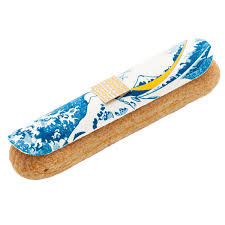 La Vague Du Peintre Japonais Hokusai Illustre Un Eclair A La Creme Legere Vanillee Et Au Beurre D Echire Dem Coque En Chocolat Vanille Bourbon Design Culinaire