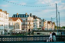 Situé au coeur d'anglet, à proximité de l'aéroport et de la gare de biarritz, à quelques minutes des plages et des golfs de la côte situé sur les bords de l'adour et à proximité du quartier gare st esprit, l'ibis bayonne centre vous permet de découvrir une ville pleine de richesse. Ou Faire Du Shopping Sur Biarritz Et Bayonne Cdiscount Voyages
