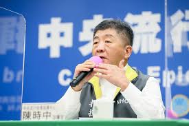 Jun 19, 2021 · 陳時中在疫情記者會上，戴著黑底口罩，上面寫有「請保持距離，把口罩戴好」的黃色字樣，言簡意賅也十分霸氣，旋即在ptt、推特等網路社群造成話題，有網友表示：「口罩好引人注目！ å…«å¤§å ´æ‰€æˆ´å£ç½©é™³æ™‚ä¸­ å®£å°Žä¸€é€±å¾Œè¦–ç–«æƒ…æ±ºå®šæ˜¯å¦é–‹ç½° æ–°èž Rti ä¸­å¤®å»£æ'­é›»è‡º