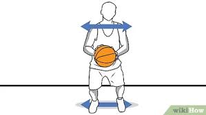A bola é segura com ambas as mãos, com os dedos apontados para cima. Como Arremessar Uma Bola De Basquete Com Imagens