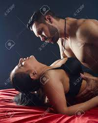 ベッドの中で熱いセックスを情熱的な恋人のクローズ アップの写真素材・画像素材 Image 39059187