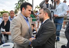 Participando del acto de recordación a...