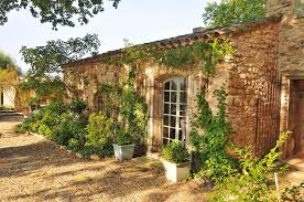 Evolution du tarif moyen et du prix le moins cher par location sur la base d'un mobil home 4 personnes pour 1 semaine. Provence Villa Rental Bonnieux Countryside Villa Haven In French Style Homes Villa Rental Garden Buildings