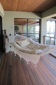 Definition, rechtschreibung, synonyme und grammatik von 'hängematte' auf duden online nachschlagen. Hangematte Auf Dem Balkon Urlaub Zu Hause Archzine Net Wohnung Balkon Dekoration Innenausstattung Haus Interieurs