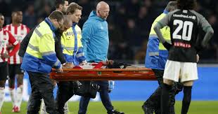 La selección mexicana de futbol informó que hirving 'chucky 'lozano fue dado del hospital luego del duro golpe que recibió durante el juego con trinidad y tobago, sin embargo, fue dado de baja para seguir en la copa oro. Chucky Lozano Convalece En Casa Progreso Hispano News