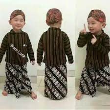 Dan mempertimbangkan model rambut pendek sesuai bentuk wajah. Setelan Baju Anak Laki Laki Khas Jawa Setelan Anak Baju Lurik Anak Laki Laki Setelan Anak Jawa Shopee Indonesia