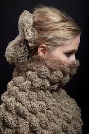 Bära linett utforskande möte mellan tråd och visa