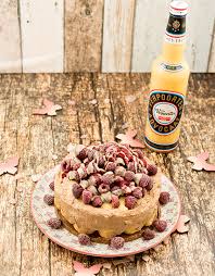 Mascarpone mit noch flüssiger sahne in eine schüssel geben und verrühren. Schoko Windbeutel Eierlikortorte Ohne Backen Kuchenrezepte Mit Eierlikor Verpoorten