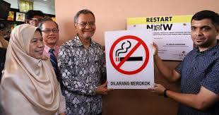 Aku memang takut nak merokok dalam kedai sebab. Nampak Perokok Di Tempat Makan Laporkan Terus Pada Kkm Soyacincau Com