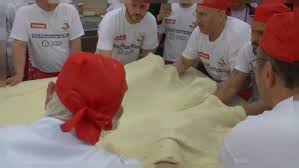Bei kleineren formen würden die zutaten auch für 4 portionen reichen, allerdings müssen die zutaten für die sauce verdoppelt werden. 100 Pizzaioli Backen Die Grosste Pizza Der Welt Mit 83 Kilo Mehl Euronews