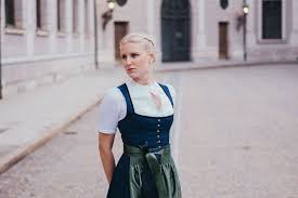 Mit einem brautdirndl können sie wunderbar tradition und. Hochzeit In Tracht Brautdirndl Dresscode Als Gast