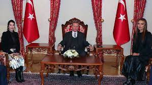 Sahneleri özleyen ünlü sanatçılar bodrum'da sahne almaya hazırlanıyor. Cumhurbaskani Erdogan Sanatci Hande Yener Ve Demet Akalin I Kabul Etti Magazin Haberleri