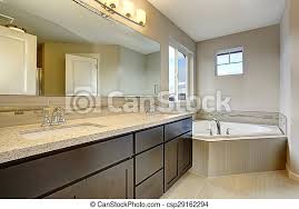 Schwarz ist eine zeitlose, klassische, elegante farbe, die in modernem und zeitgenössischem stil am besten ist entwürfe. Schones Badezimmer Mit Grosser Badewanne Schones Badezimmer Mit Grossem Spiegel Und Badewanne Canstock