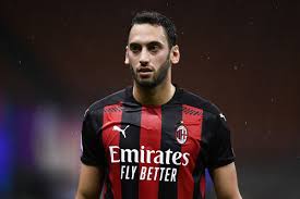 Yıldız oyuncu hakan çalhanoğlu ile bağı, oynadığı pozisyon ve yaşı merak edilen genç futbolcu araştırılıyor. Ac Milan Trequartista Offered To Manchester United By His Agent As Contract Renewal Is Missing The Ac Milan Offside