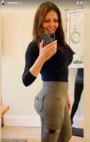 Комедия, 26 мин великобритания • джонатан гершфилд. Carol Vorderman 60 Displays Her Sensational Curves In A Pair Of Khaki Green Gym Leggings Geeky Craze