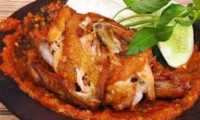 Banyak orang berprasangka bahwa diperlukan modal yang besar untuk membuka bisnis, padahal kamu bisa menggunakan dana secukupnya untuk mendirikan bisnis. Tips Bisnis Ayam Penyet Lengkap Dgn Analisa Modal Dan Keuntungannya