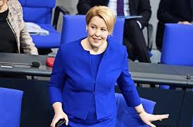 Familienministerin franziska giffey stellt die ergebnisse vor. Franziska Giffey Sehen Und Nostalgisch Werden Das Lachelnde Wirtschaftswunder Panorama Stuttgarter Zeitung
