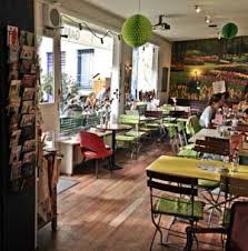 Gartensalon Das Cafe Mit Bunten Stuhlen Und Blumigem Gartenbereich Bietet Fruhstuck Snacks Und Selbst Gebackenen Kuchen Munchen Cafes Munchen Munchen Tipps