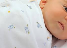 Bayi 2 bulan mulai dapat merespons dengan senyuman ketika diajak bicara atau ditunjukkan sesuatu yang menarik. Perkembangan Bayi 2 Bulan Bidanku Com