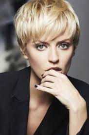 Coiffure femme pour donner du volume aux cheveux de cette dame ayant franchi le cap de la soixantaine son coiffeur les a coupés en dégradé et a mis en évidence les mèches … Coiffure Femme 70 Ans 2019 Beaux K