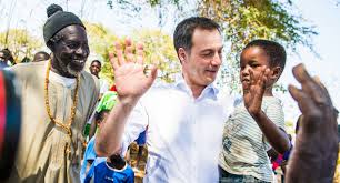 Vicepremier en minister van ontwikkelingssamenwerking alexander de croo heeft vandaag in de beninese hoofdstad cotonou een nieuw vijfjarig samenwerkingsprogramma ondertekend. De Weeen Van De Wetstraat Hoe Alexander De Croo Eruit Werd Geperst T Scheldt