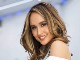 Berbusana Seksi, Pose Cinta Laura Bareng Richard Kyle Makin Hot