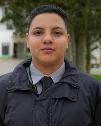 Por cada mirada atenta, cada paso firme y cada noche de guardia silenciosa,  gracias. Ustedes, guardianes discretos de nuestra tranquilidad, hacen  posible que la vida en el Hospital fluya con confianza, respeto