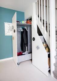 Den Raum Unter Der Treppe Sinnvoll Nutzen Beispiele Mit Grundriss Und Weitere Ideen Schrank Unter Treppe Einbauschrank Treppe Treppe