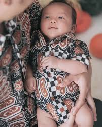 Dan masih banyak lagi hal yang bisa kita lakukan sal kita mau berimprovisasi. Kompak Pakai Batik Ini 3 Potret Acara Aqiqah Anak Vicky Shu Matamata Com