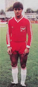 Borghi has worked since he was young in the field of financial markets, starting his career at 19 at a stockbroker's office in milan. Claudio Borghi Jugador Solo Opacado Por Maradona Guioteca