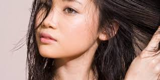 Why Is My Hair So Oily After One Day Hey Beauty Greasy Hair Hairstyles Oily Hair Treatment Straightening Natural Hair