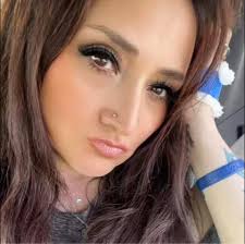 Lori Burgin's Instagram, Twitter & Facebook