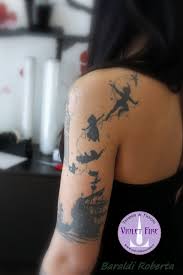 Tatuaggio Peter Pan Su Braccio Violet Fire Tattoo Foto By Roberta Baraldi 3 Jpg 853 1280 Disney Tattoos Peter Pan Tattoo Disney Sleeve Tattoos