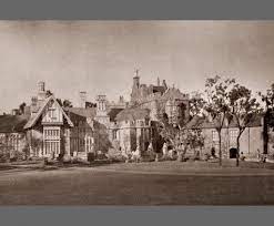 Rebecca Taking A Closer Look At Manderley In The 1939 Film Rebecca Daphne Du Maurier Old Hollywood Movies Manderley Rebecca