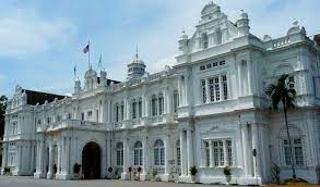 On entering the museum you will be greeted by the bronze statue the art gallery on the other hand shows the works of the local artists as well as international artists. The Penang Museum And Art Gallery In Penang