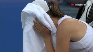 Tokyo 2020 Olympics - Distraught Iga Swiatek can't stop crying after  Olympic tennis loss in Tokyo - Tennis video - Eurosport
