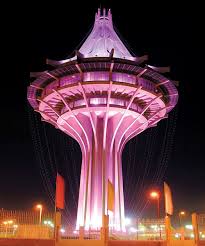 الخرج في اللغة هو الوادي الذي لا منفذ له وهذا يصدق على هذه المحافظة حيث إن الأودية التي تصب فيها تتجه شرقاً في روضة السبهاء وتحجزها رمال الدهناء، والخرج على زنته أيضاً المراد به الغلة مما يخرج من الأرض ومنه قول الله تعالى : Ù… Ø§Ù„Ø¨ÙƒÙŠØ±ÙŠ ÙŠØ¯Ø¹Ùˆ Ø£Ù‡Ø§Ù„ÙŠ Ù…Ø­Ø§ÙØ¸Ø© Ø§Ù„Ø®Ø±Ø¬ Ù„Ø­Ø¶ÙˆØ± Ø§Ø­ØªÙØ§Ù„Ø§Øª Ø¹ÙŠØ¯ Ø§Ù„ÙØ·Ø± Ø§Ù„Ù…Ø¨Ø§Ø±Ùƒ