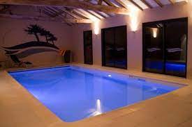 location d un gite de charme avec piscine interieure privee chauffee toute l annee nage contre courant avec jacuzz piscine interieure piscine maison architecte