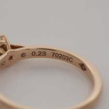 Une bague de fiançailles en platine pavée d'une multitude de diamants, inspirée par le mythique solitaire 1895 de la marque, faisant la part belle à la pierre. Cartier 18k Rose Gold Solitaire 1895 0 23 Ct Diamond Ring With Gia Certificate