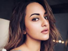Read on and check our 30 favorite hairstyles for big foreheads: The Best Style Advice For Girls With Big Foreheads