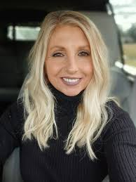 Recommendations for a hairstylist with 15-20 years experience cutting  shoulder length bob haircuts preferably wears their own hair in a shoulder  length style cut.