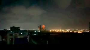 Подробности первый взрыв у ворот аэропорта устроил смертник, а при втором подорвали начиненный взрывчаткой автомобиль. Itfoof H2pdoam