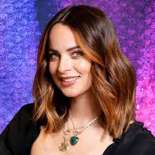 Allison Summers's Instagram, Twitter & Facebook