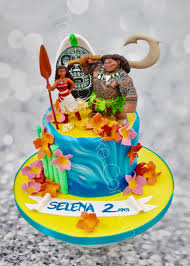 Un Gateau Sur Le Theme Des Iles Avec Les Figurines Bullyland De Vaiana Et Maui Les Autres Decors Sont En Gateau Anniversaire Gateau Anniversaire Vaiana Gateau
