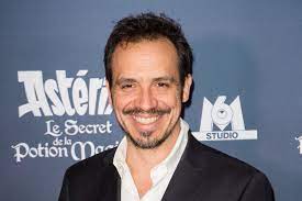 Alexandre astier, né le à lyon, est un acteur, réalisateur, humoriste, producteur, scénariste, compositeur, musicien et auteur français. Enfance Succes Parentalite Les Secrets De L Acteur Alexandre Astier