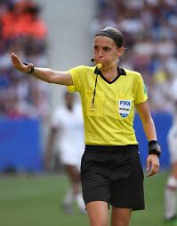 Stéphanie frappart, 36 ans, s'était déjà vu confier la supercoupe d'europe d'août 2019 opposant liverpool et chelsea, après avoir été la première femme à arbitrer en deuxième division française. Stephanie Frappart To Make History By Refereeing Liverpool Vs Chelsea Uefa Super Cup Final Football Sport Express Co Uk