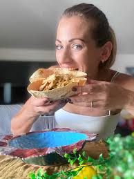 Protein bowl! With all the right fats too! Check out this easy crunchy  lunch! 😋🫶💜 Watch me make it:  https://www.instagram.com/reel/DAVzt1Fox_H/?igsh=NGF6NWVidDFqMGRi  Ingredients: 1 wrap 3 cups chicken strips 2 cups mixed vegetables 1/2